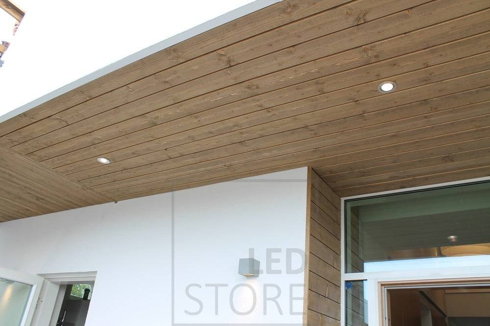 Iluminación exterior en el techo de la terraza con focos led redondos. Ledstore.fi
