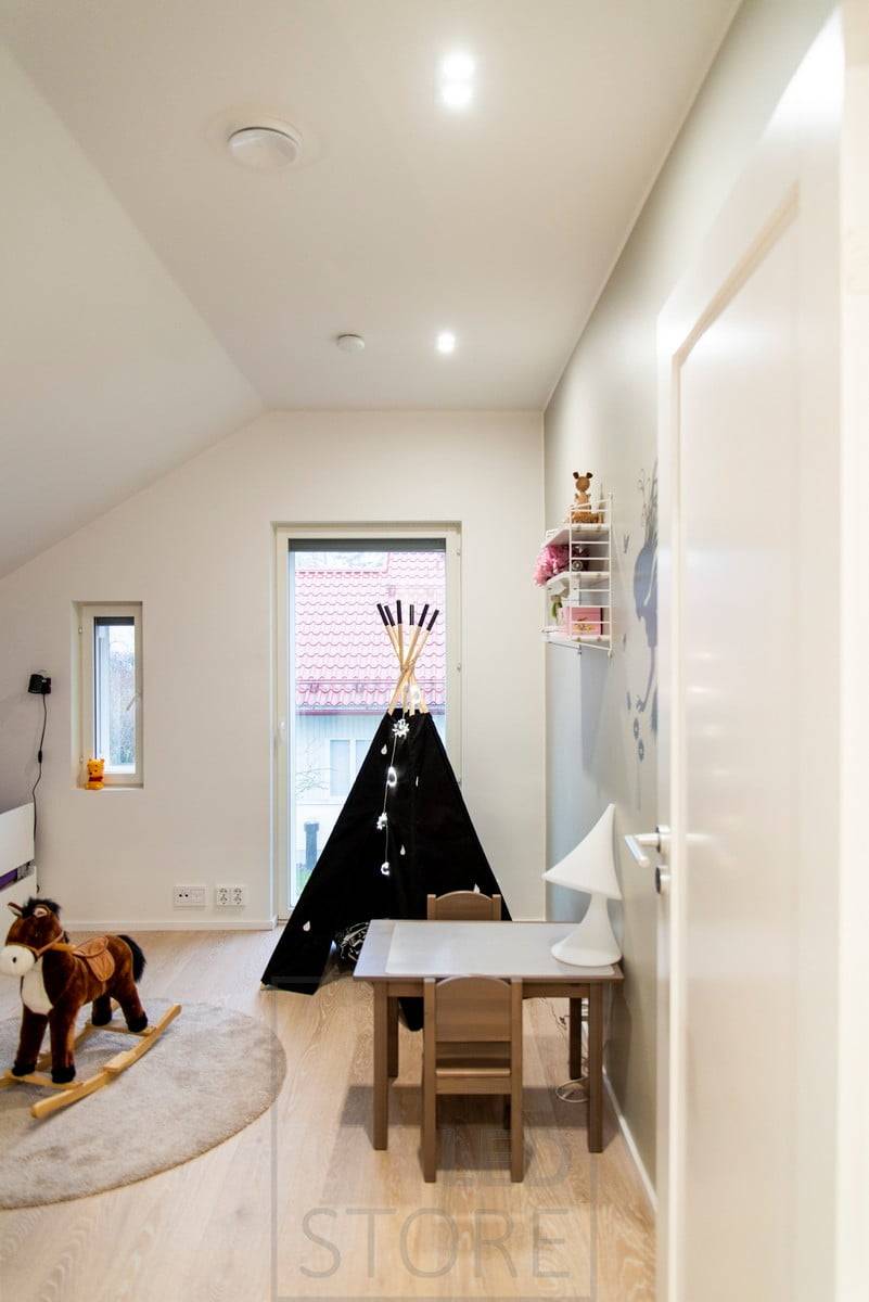 Focos led blancos TUPLAKANTTI en la habitación de los niños, que proporcionan una luz de alta calidad con un alto índice de reproducción cromática. La luminaria es regulable en intensidad y temperatura de color. Ledstore.fi