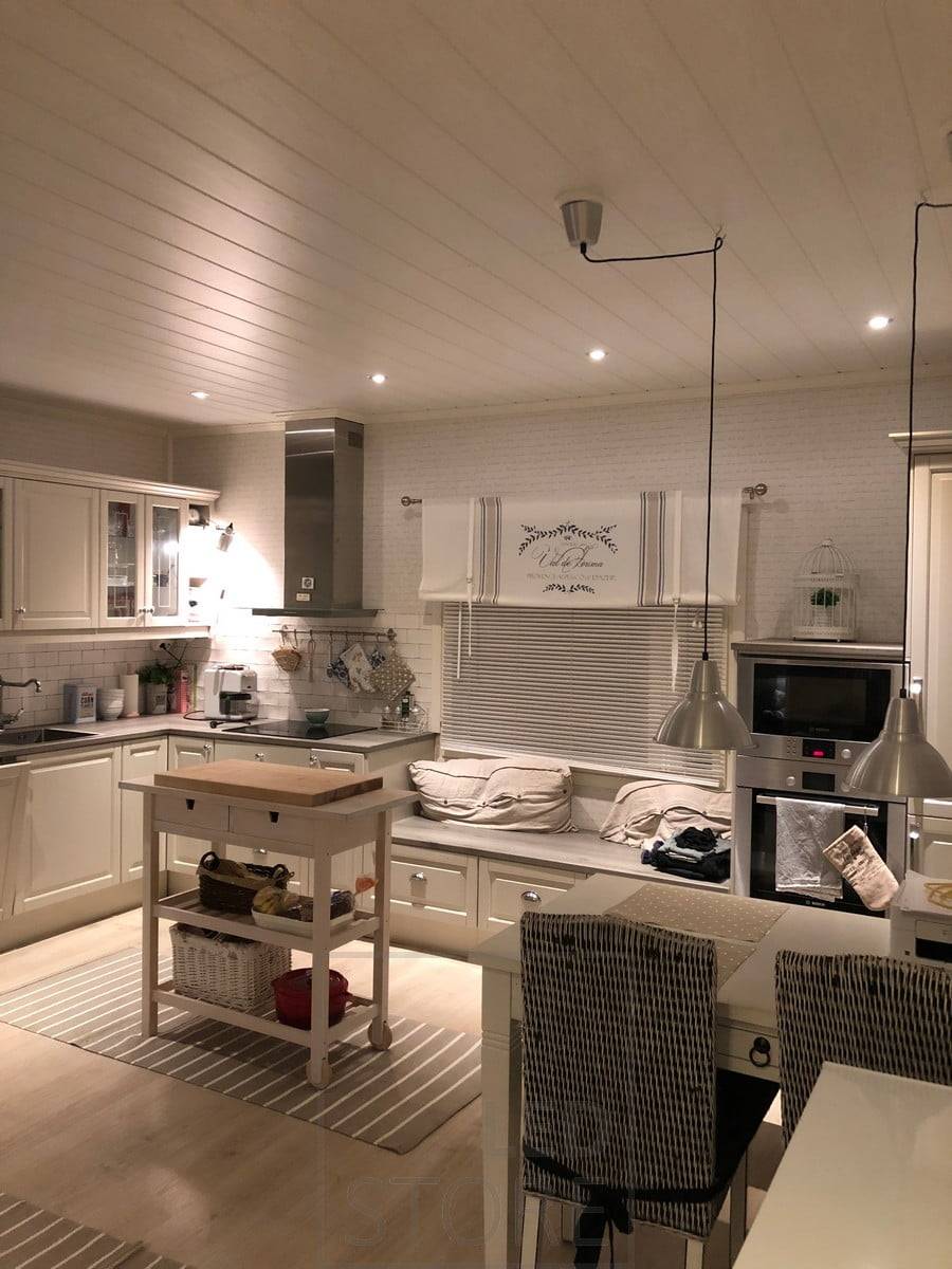 Focos led en la cocina, colocados en los bordes de la estancia. Lámparas colgantes sobre la mesa del comedor. Ledstore.fi