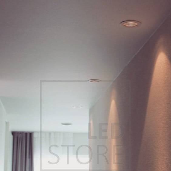 El patrón de luz de los focos LED colocados cerca de la pared resalta maravillosamente. Ledstore.fi
