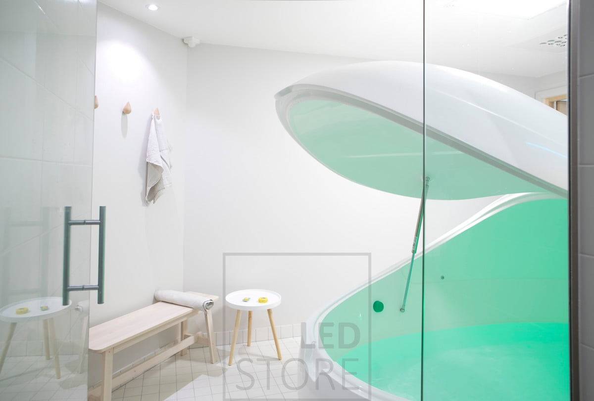 Float Kallio - foco led iluminando una pared cerca de un bar de uñas. Ledstore.fi