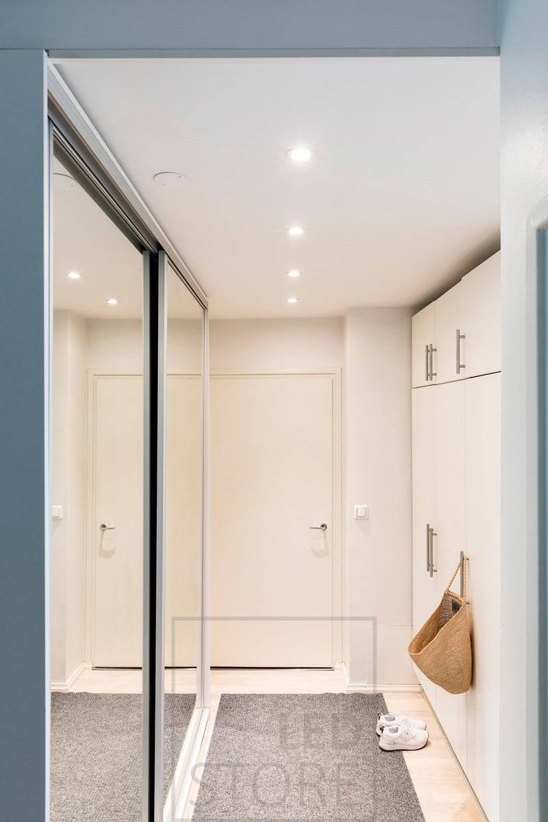 Iluminación del pasillo con focos redondos de 9 W. Ledstore.fi