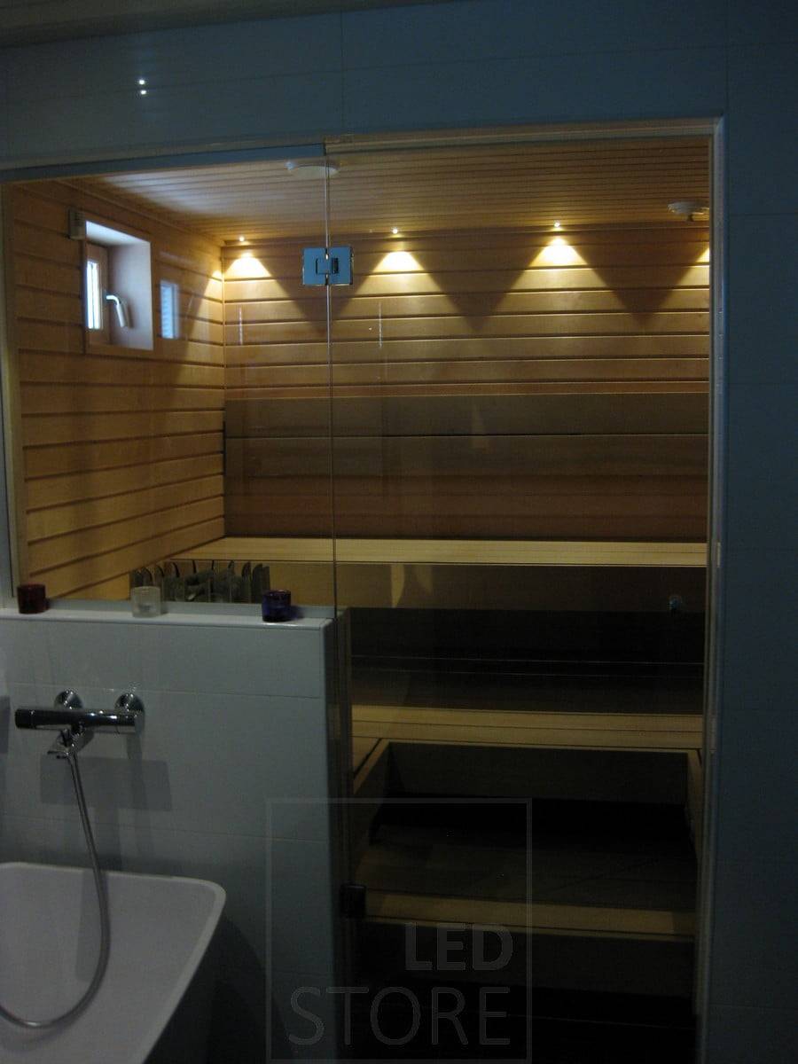 Focos led en sauna. El color de la luz combina con los paneles de madera de la sauna con una iluminación blanca cálida de 3 000 Kelvin. Ledstore.fi