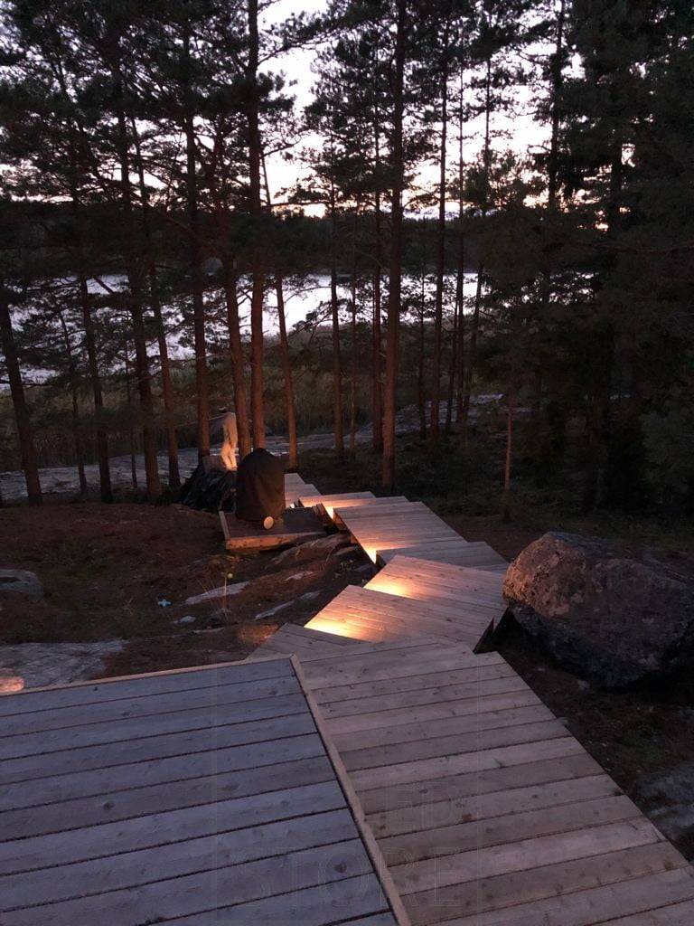 Iluminación atmosférica de una escalera exterior. Pequeños focos de 1W iluminan con luz suave y cálida. Ledstore.fi