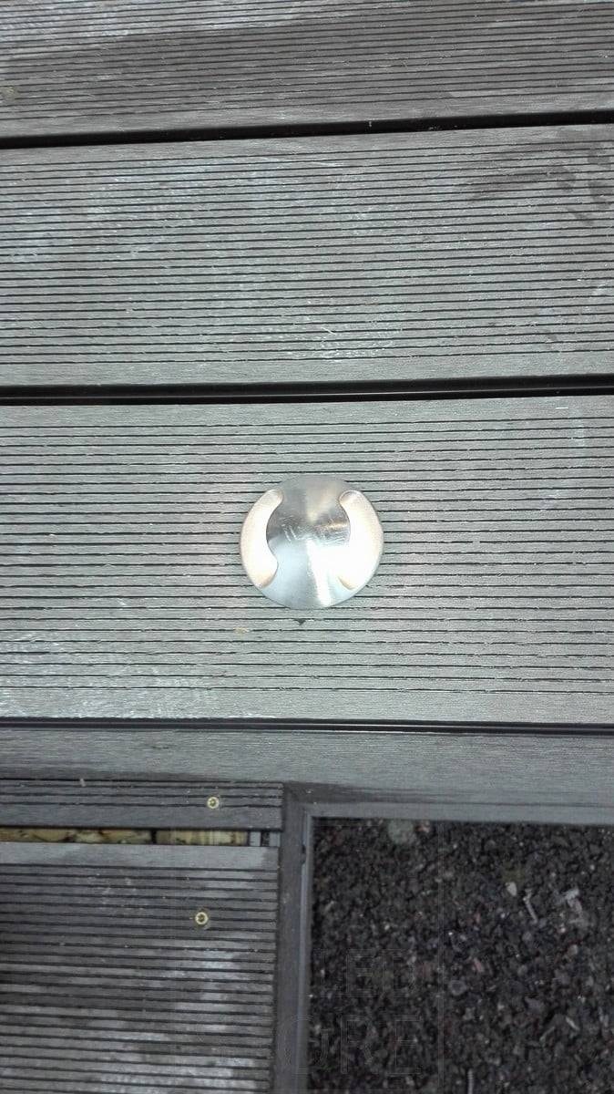 Foco de exterior bidireccional, empotrado en una terraza. Luz indirecta a través de la terraza. Ledstore.fi