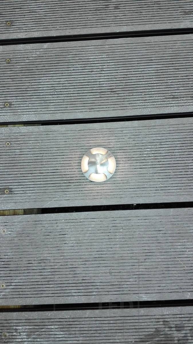 Foco de exterior con iluminación cuádruple, empotrado en una terraza. Iluminación suave de ambiente en el exterior. Ledstore.fi