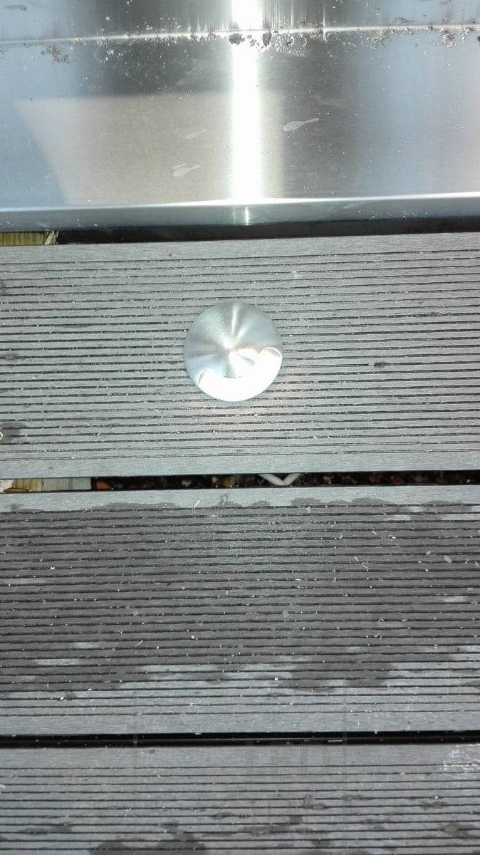 El foco unidireccional para patios es ideal para iluminar pasarelas y bordes de muelles para aumentar la seguridad y el ambiente sin luz difusa innecesaria. Ledstore.fi
