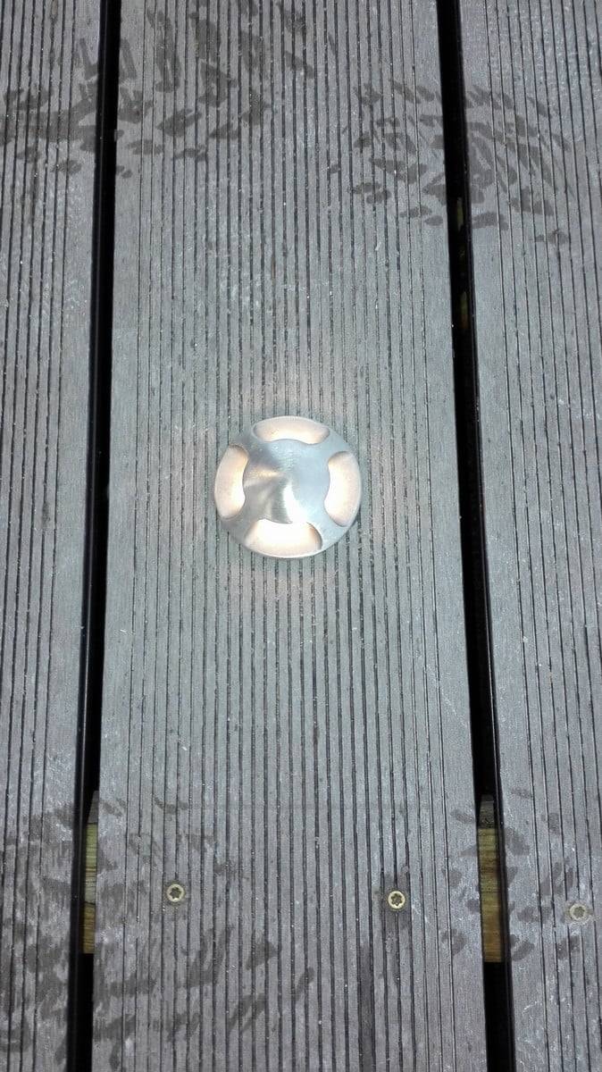 Foco de patio con iluminación de cuatro vías que crea una luz suave e indirecta en el exterior. Ledstore.fi