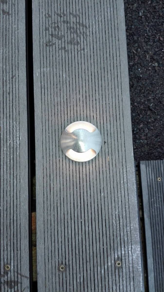 Un macetero empotrado en la terraza. La luz ilumina en dos direcciones a través de la terraza. Ledstore.fi