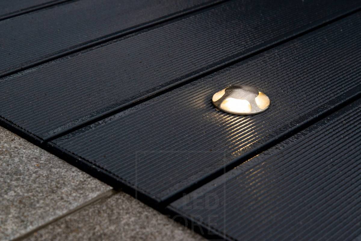 Foco de patio exterior de cuatro vías. La suave luz de la lámpara es agradable a la vista y atmosférica. Ledstore.fi
