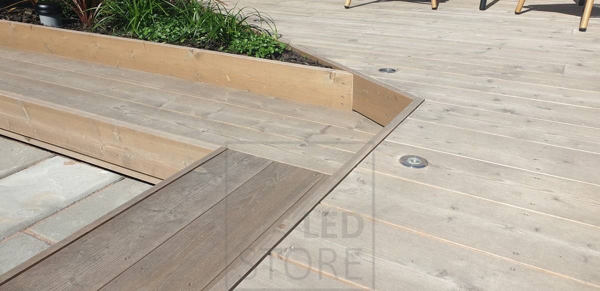 Foco de patio con iluminación hacia arriba, empotrado en la terraza. El marco es de acero inoxidable y muy resistente a la intemperie. El foco también se puede instalar en el suelo. Ledstore.fi
