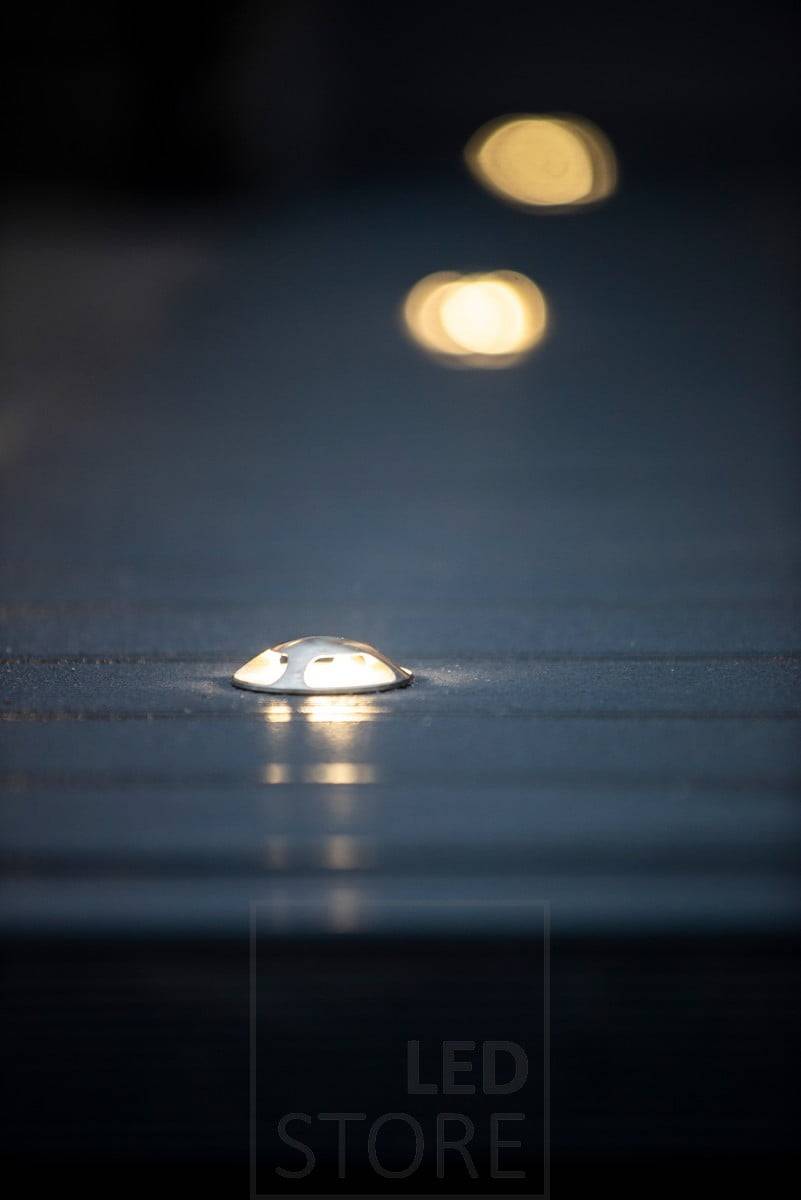 Iluminación de ambiente para exteriores - La iluminación se dirige horizontalmente en cuatro direcciones desde la abertura de la cubierta de la lámpara, por lo que esta luminaria es ideal para revestir zonas de paso. Ledstore.fi