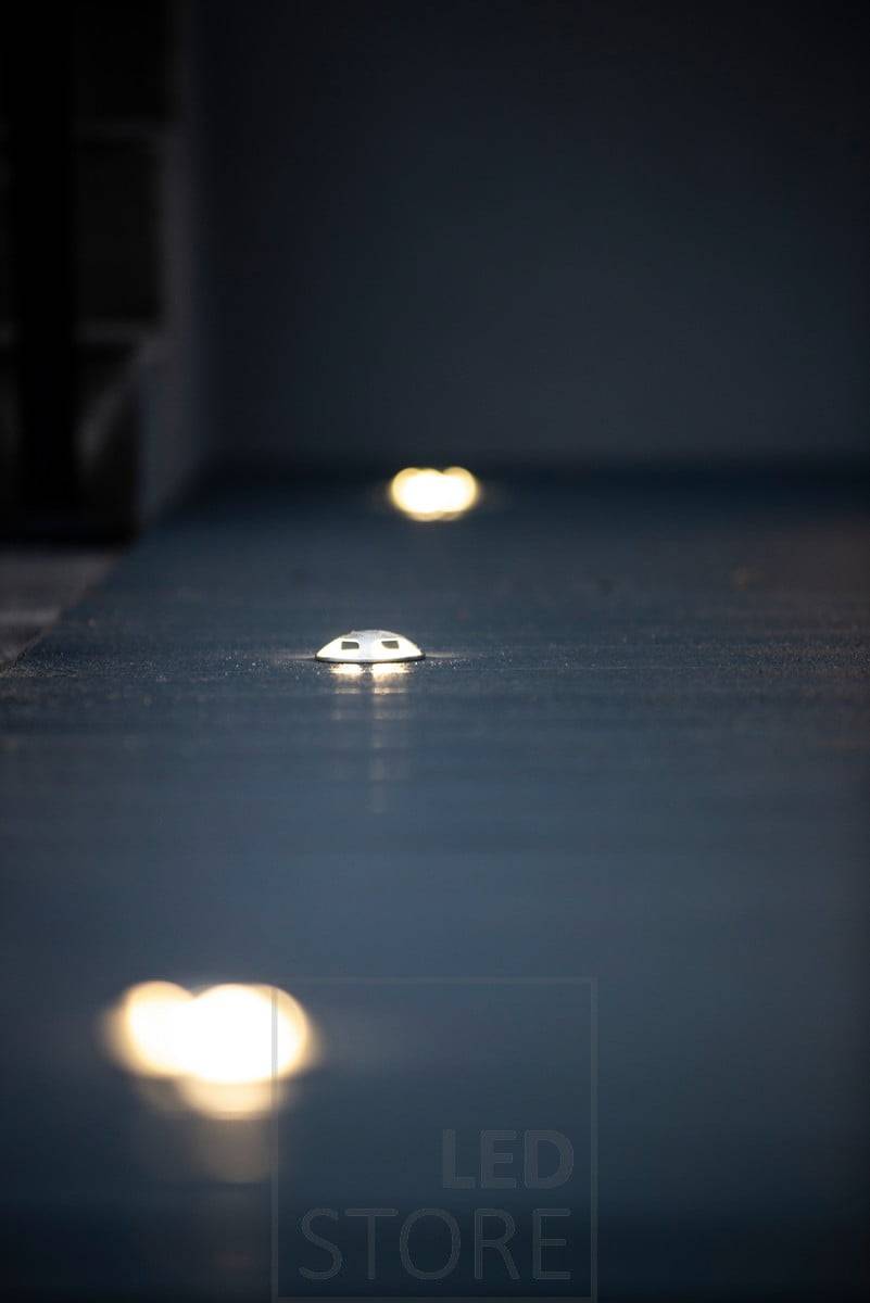 Foco de patio con iluminación de cuatro vías. El cuerpo es de acero inoxidable y la luminaria también puede empotrarse en el suelo y en el pavimento, resistente al agua de mar y a las inundaciones. Ledstore.fi