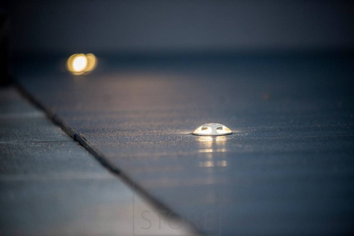 Foco para patio como luz exterior - La luz se dirige horizontalmente en cuatro direcciones desde la abertura de la cubierta, por lo que es ideal para iluminar pasillos. Ledstore.fi