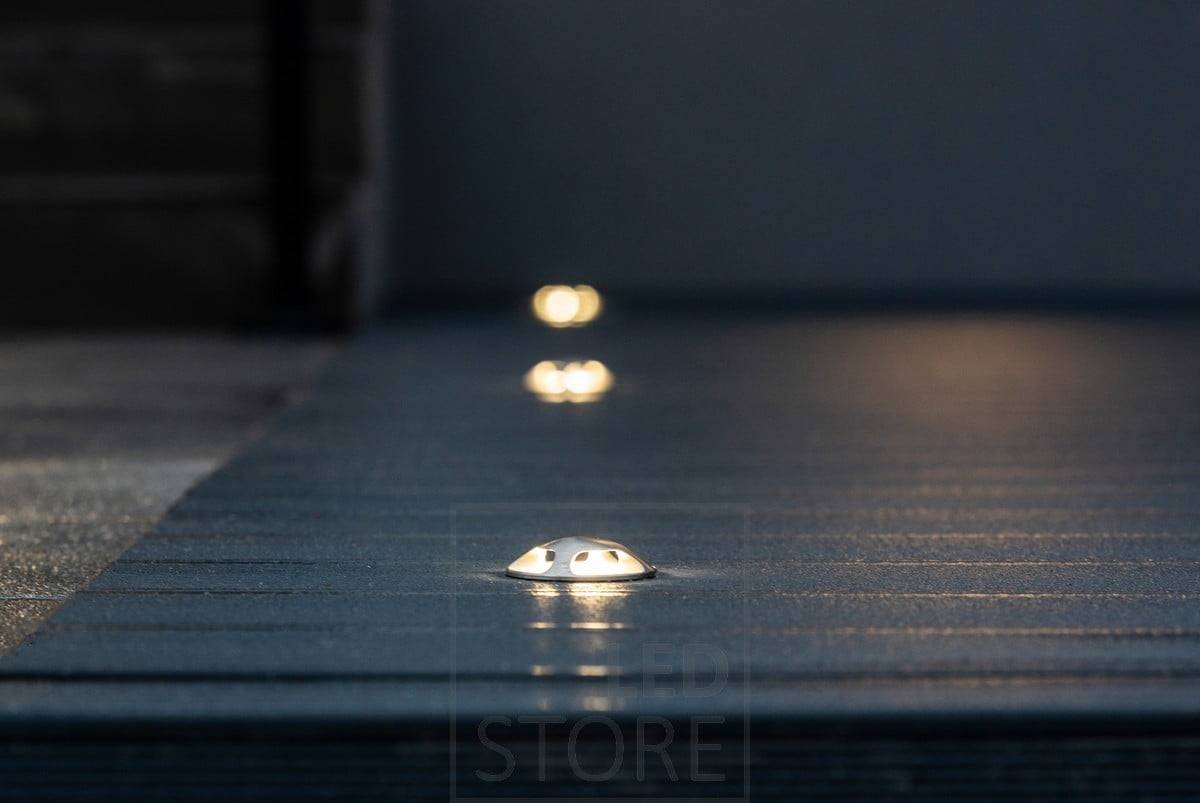 Foco de patio de cuatro luces. El marco es de acero inoxidable y puede empotrarse en el suelo y el pavimento, resistente al agua de mar y al vuelco. Ledstore.fi