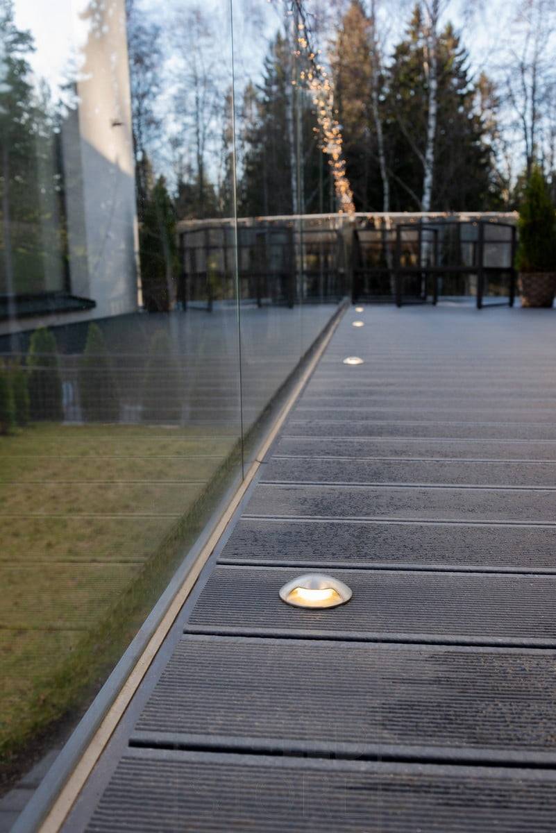 Puntos de terraza iluminados bidireccionalmente junto a las ventanas. Las luminarias proporcionan una luz suave e indirecta a la terraza. Ledstore.fi