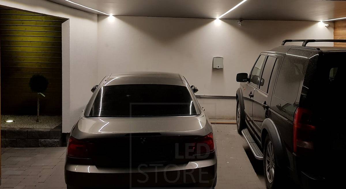 Tira de led para cochera en superficie de perfil bajo. Colocada de forma que la luz no se detenga en el techo del coche, sino que ilumine los laterales del mismo. Ledstore.fi