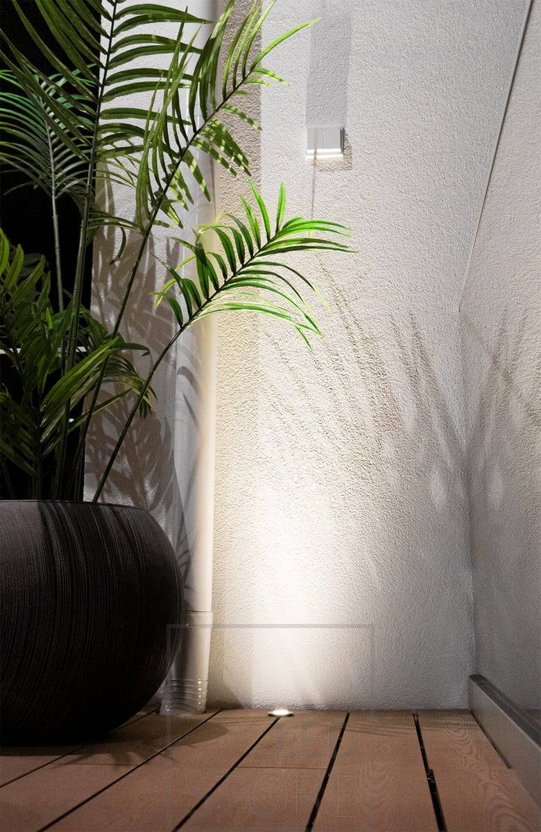 maceta de patio de 3W, ilumina hacia arriba a través de la pared y resalta la planta. Los focos para patios orientados hacia arriba deben colocarse cerca de una superficie reflectante para evitar el deslumbramiento. Ledstore.fi
