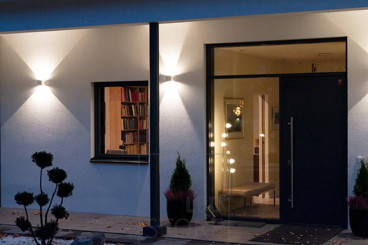 Apliques FUNK blancos y bidireccionales que iluminan la fachada y la entrada. Ledstore.fi