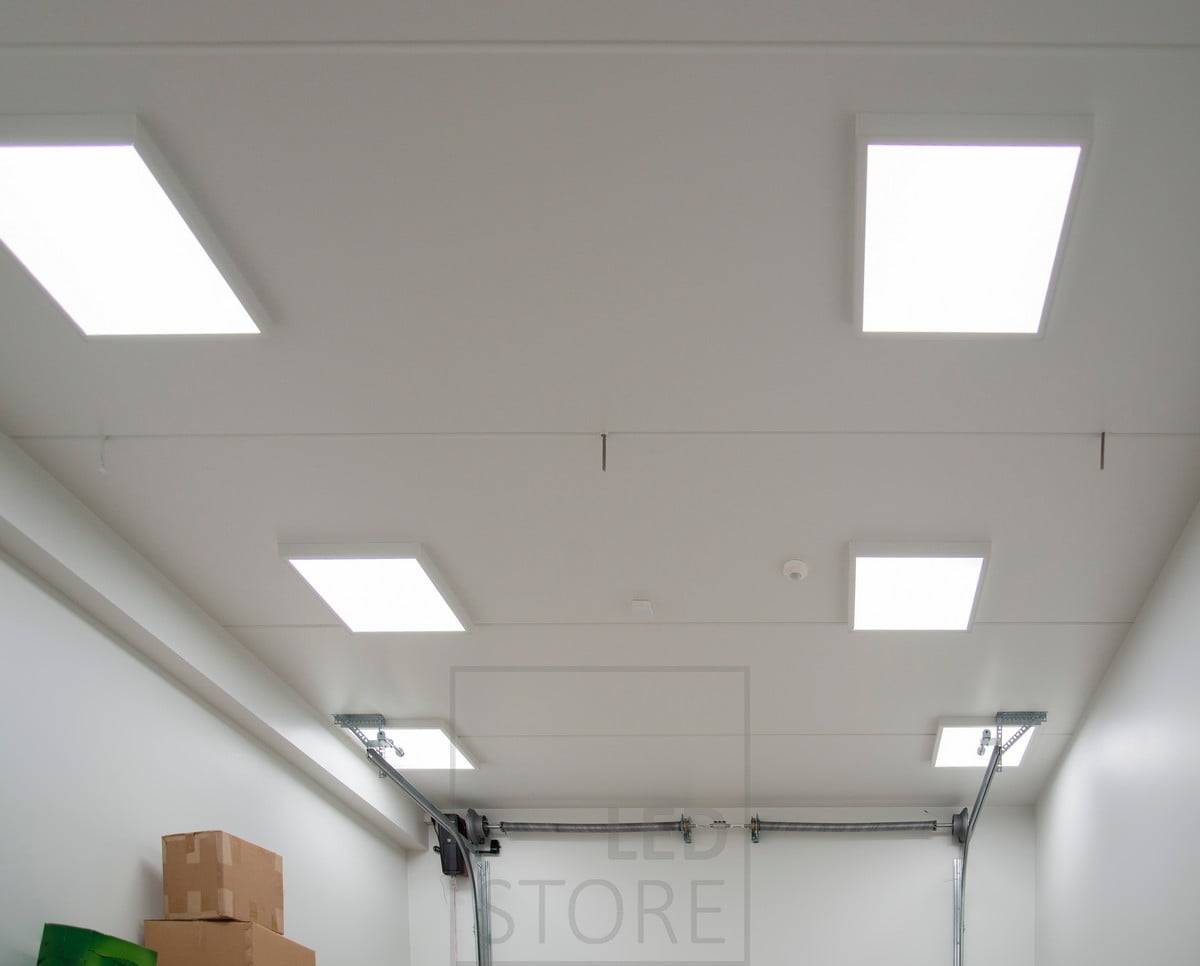 paneles de 60cmx60cm en el techo que aportan una iluminación general eficaz al almacén. Ledstore.fi