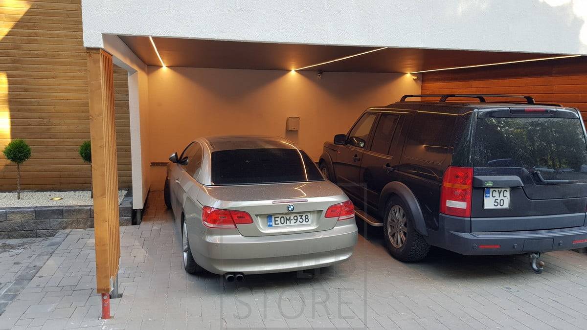 Techo de cochera con tiras de LED en un perfil de superficie estrecho. Ledstore.fi