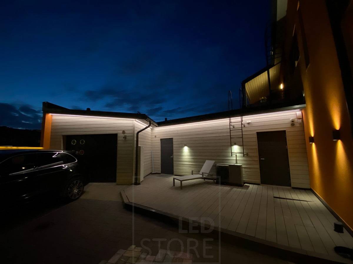 Tira de leds en alero iluminando la fachada de un garaje y almacén con luz indirecta. Ledstore.fi