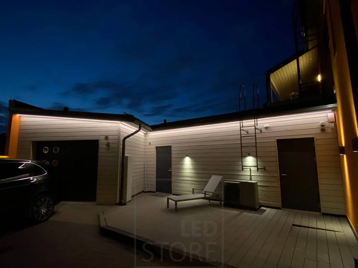 Tiras de LED iluminando la fachada de una casa. Ledstore.fi