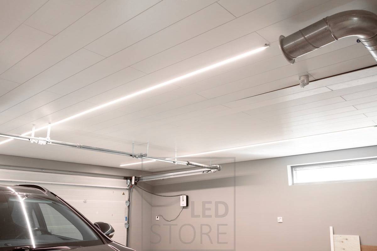 Tiras de leds en los perfiles superficiales del techo de un garaje. Ledstore.fi