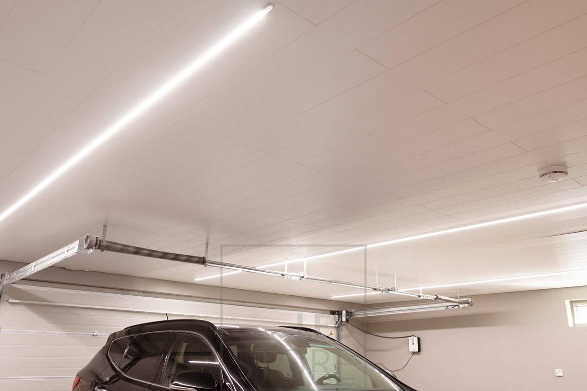 Tiras de leds en perfiles de superficie estrecha en el techo de un garaje. Ledstore.fi