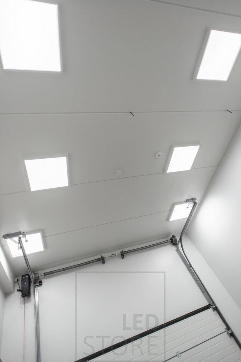 Grandes lámparas de panel de 60cmx60cm en marcos de superficie en el techo para proporcionar una iluminación uniforme y eficiente. Ledstore.fi
