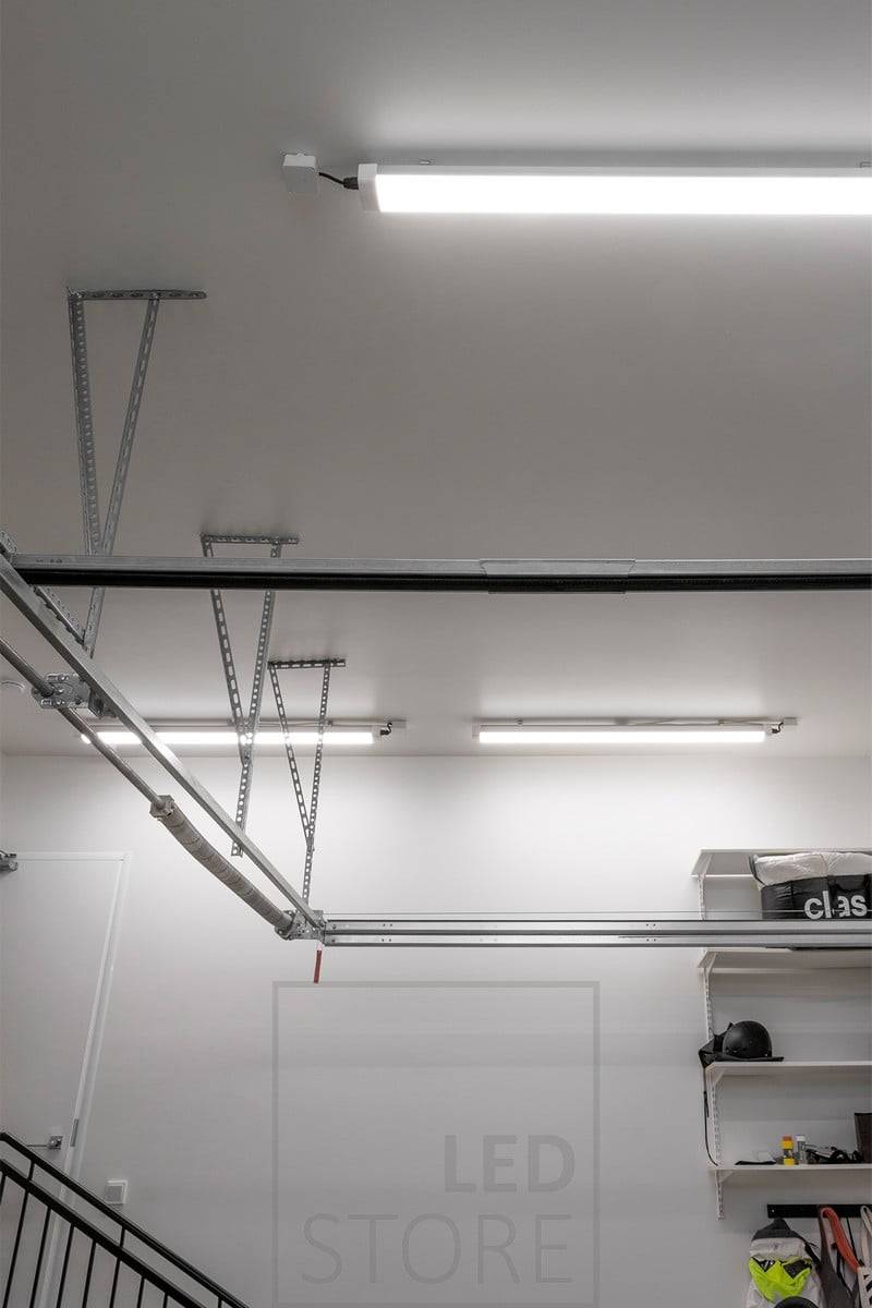 Lámparas Jana en el techo. La luminaria es eficiente y la temperatura de color de la luz es de 3500K. Ledstore.fi
