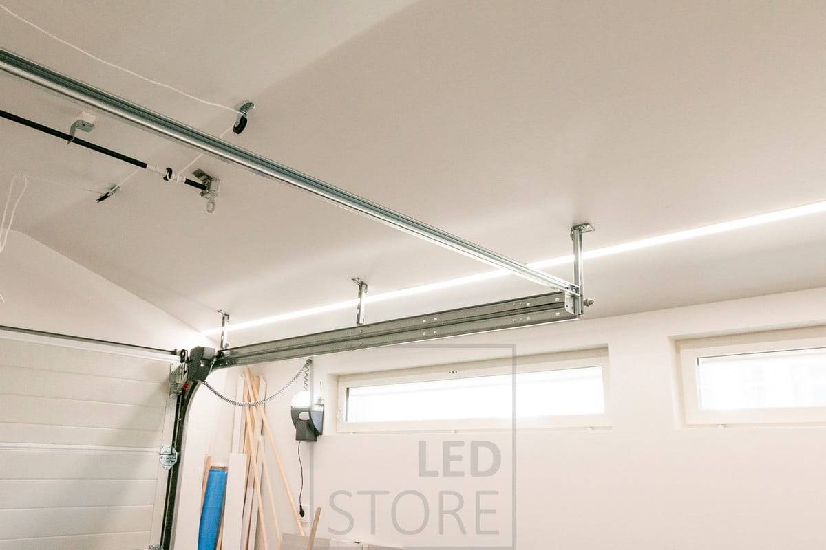Iluminación de garaje con tiras de leds en perfil ancho enrasado. Dos tiras led en el interior del perfil. Ledstore.fi