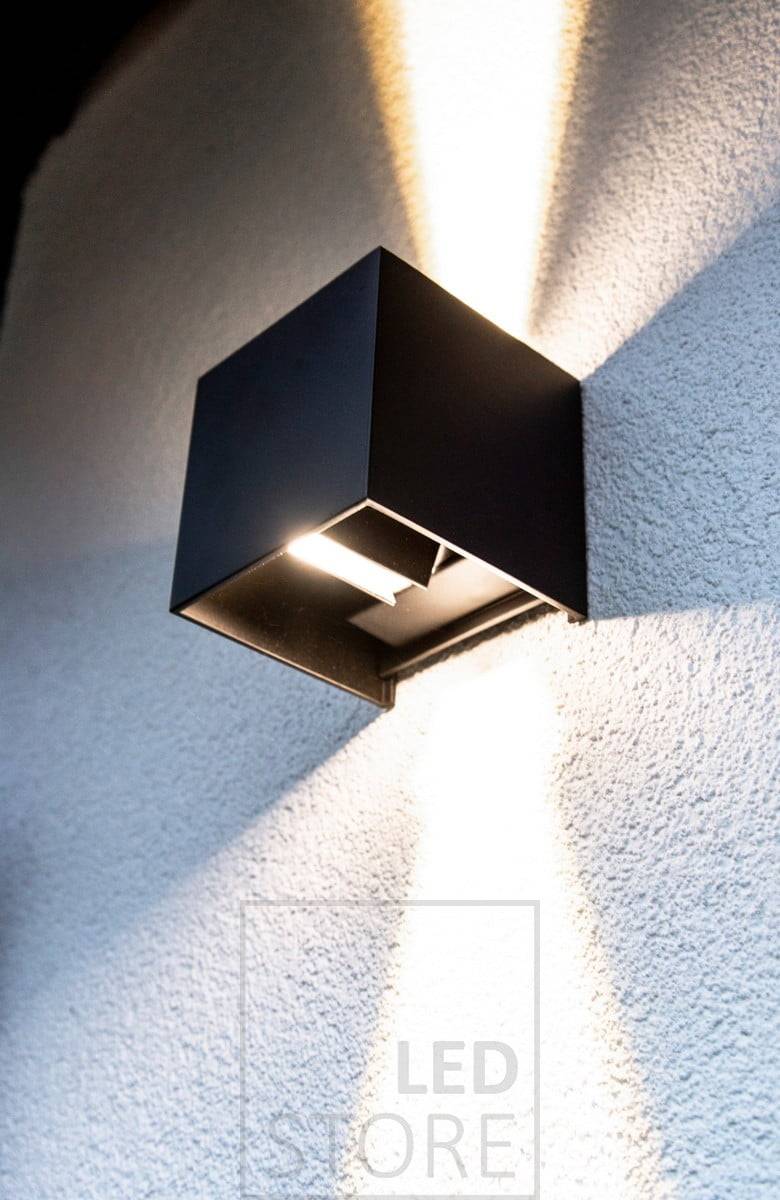La lámpara de pared FUNK tiene 4 alas ajustables individualmente que permiten ajustar la anchura del haz de luz. Ledstore.fi