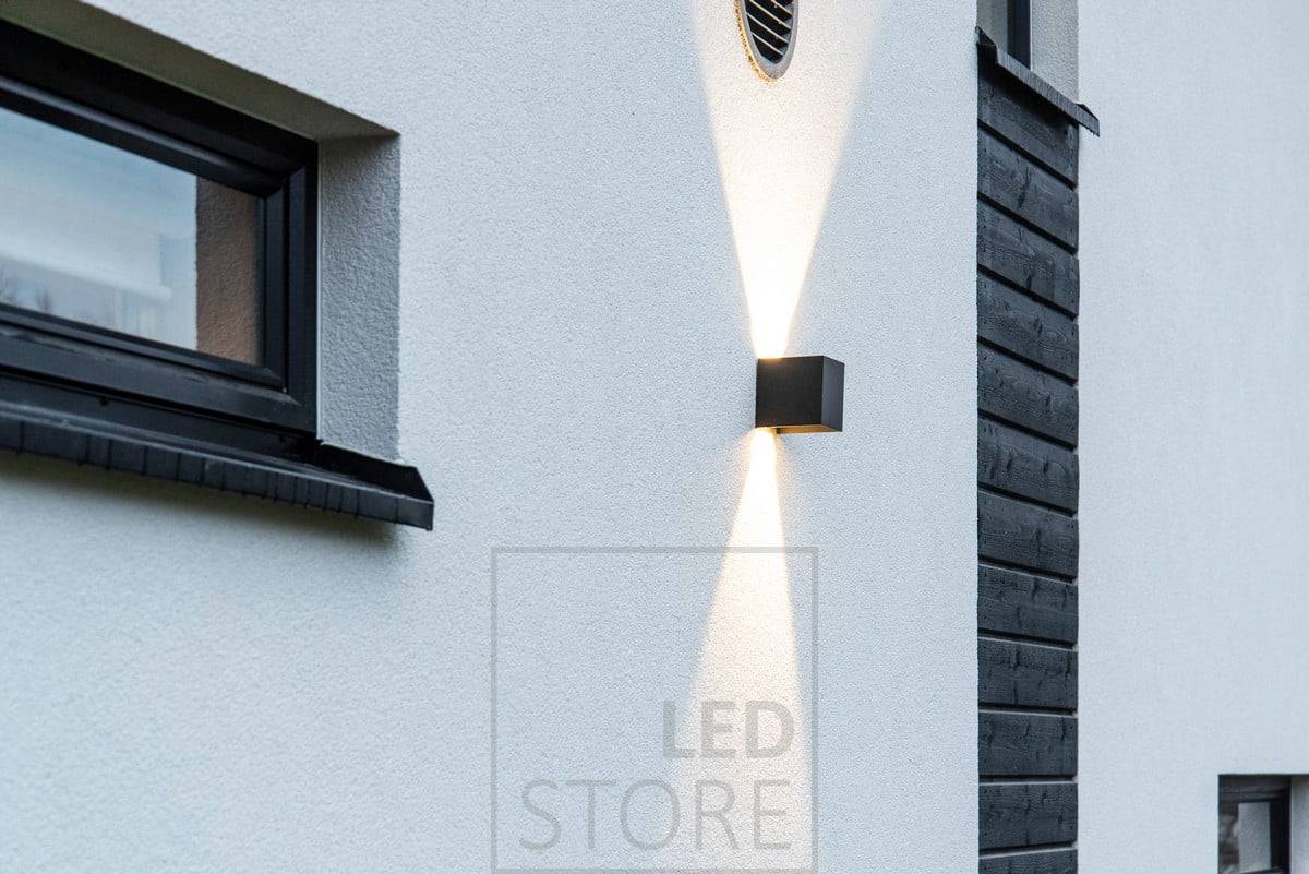 Luminaria de pared FUNK regulable con iluminación bidireccional en la pared de la fachada. Ledstore.fi