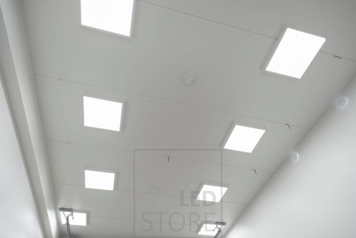 Grandes paneles de 60cmx60cm en el techo para aportar una luz general eficiente y uniforme al espacio. Ledstore.fi