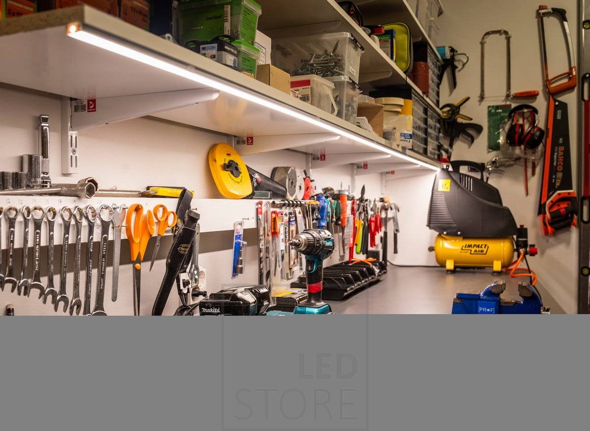 Tira de leds en una superficie de perfil bajo en la parte inferior de la estantería para iluminar la estación de trabajo y las herramientas. Ledstore.fi