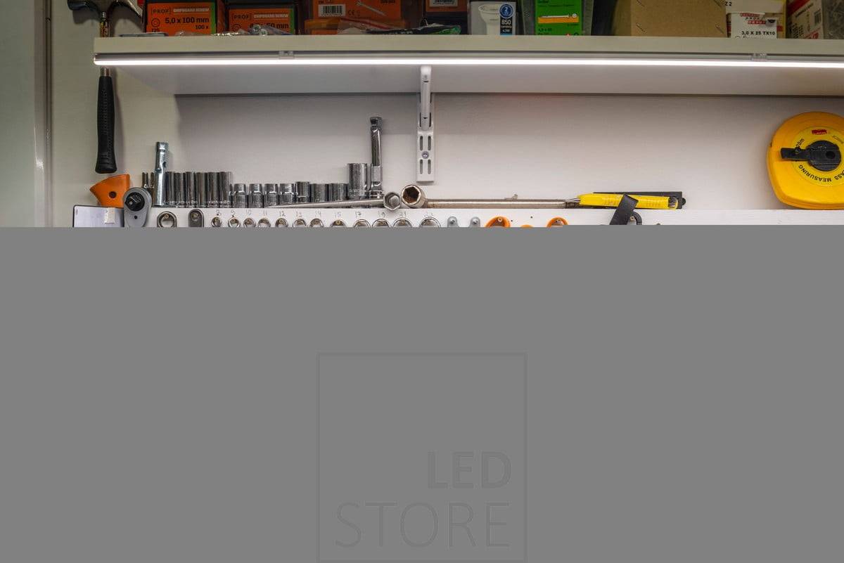 Tira de leds en la parte inferior de una estantería para iluminar el puesto de trabajo y las herramientas. Ledstore.fi