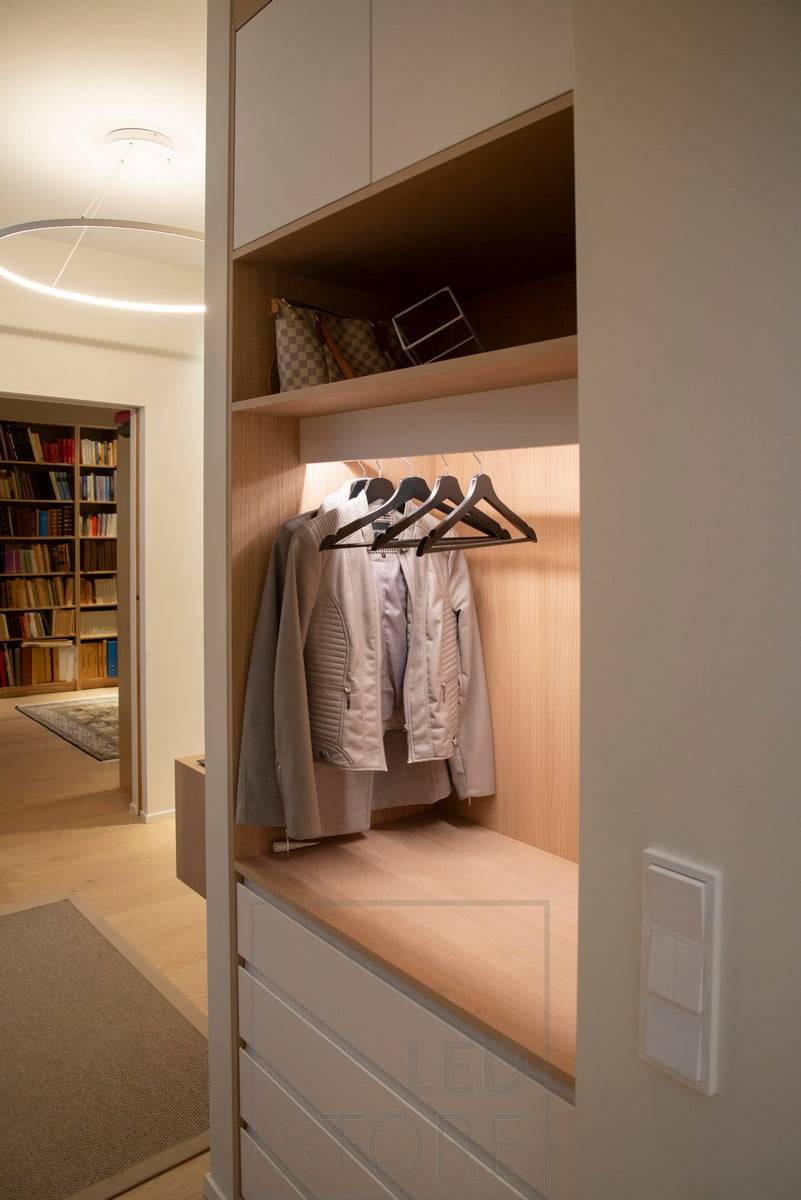 Cinta de leds detrás de una moldura montada sobre una superficie de perfil bajo. Ilumina el mueble con luz indirecta. Ledstore.fi