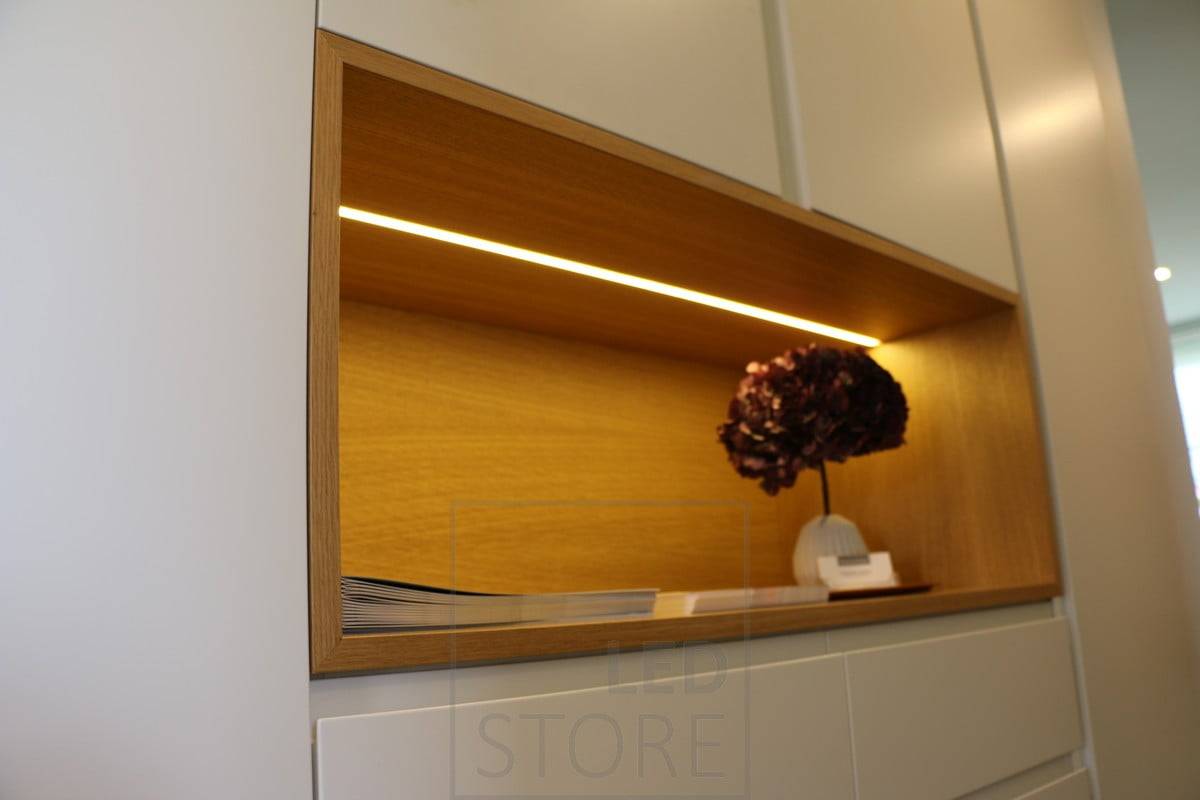 Cinta de leds en un perfil enrasado iluminando un estante en un armario. Ledstore.fi