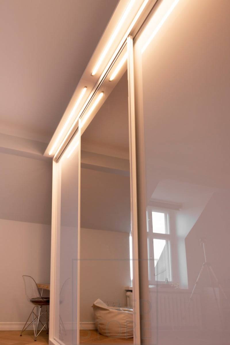 Una caja construida encima de un armario con una tira de leds empotrada en el perfil enrasado. Funciona como una excelente luz en el pasillo e ilumina el armario y su contenido. Ledstore.fi