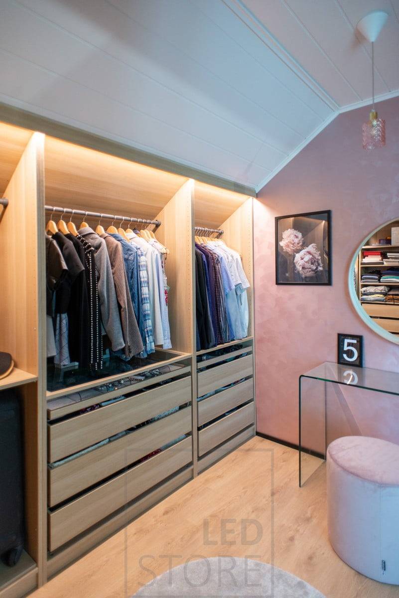 Para los armarios abiertos, tiras de LED instaladas en la parte delantera de los armarios para iluminar indirectamente el espacio e iluminar el contenido de los armarios. La iluminación se dirige al interior del armario para crear un ambiente confortable. Ledstore.fi