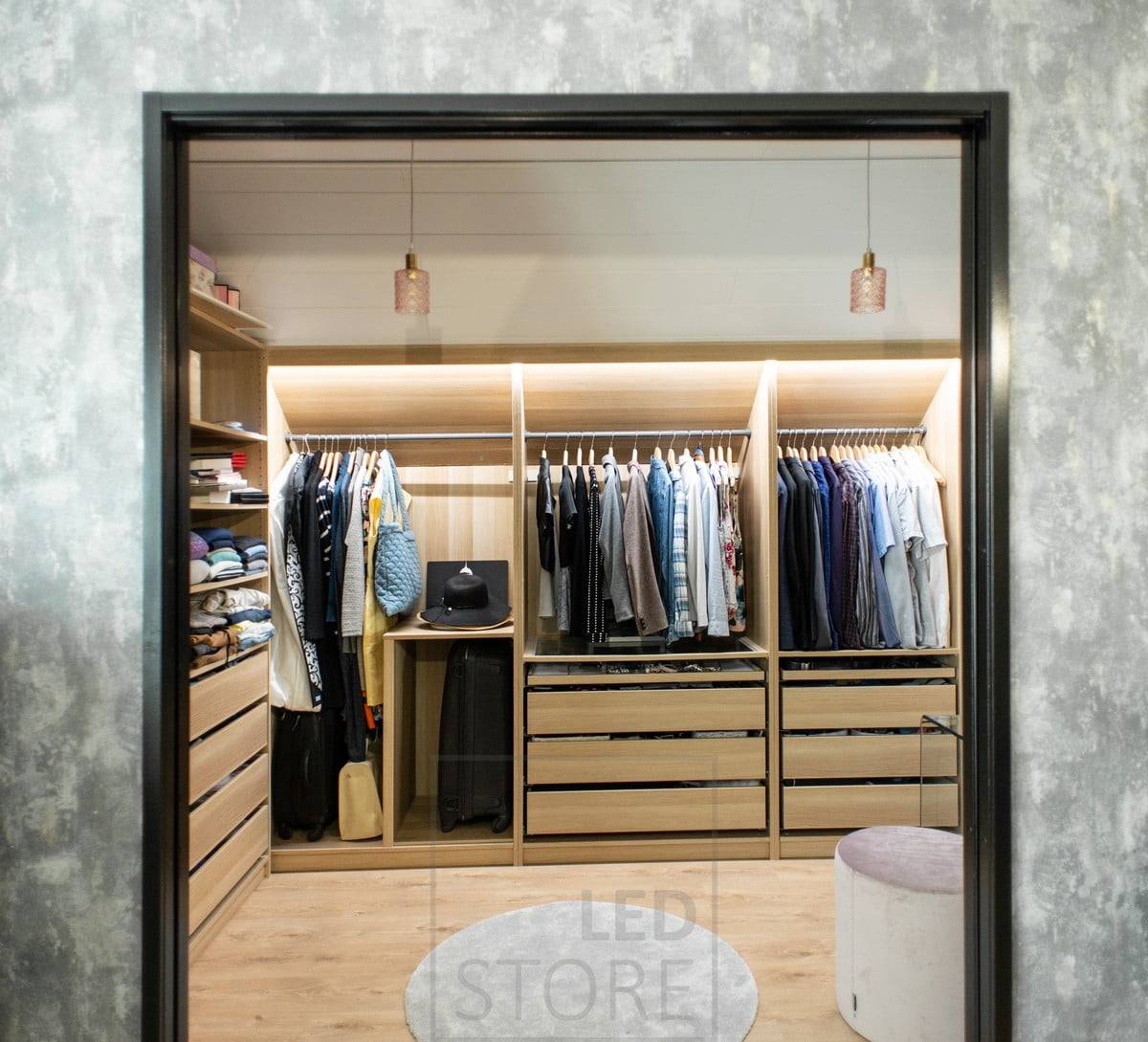 Para armarios abiertos, tiras de LED instaladas en la parte frontal de los armarios para iluminar indirectamente el espacio e iluminar el contenido de los armarios. La luz se dirige al interior del armario para crear un ambiente confortable. Ledstore.fi