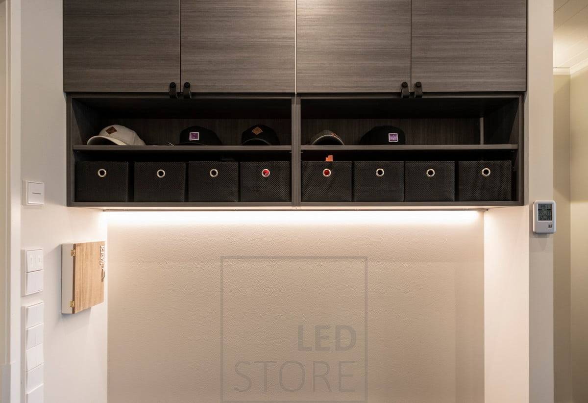 Tira de LED fijada a la base de un armario de pared para iluminar indirectamente el espacio. Ledstore.fi