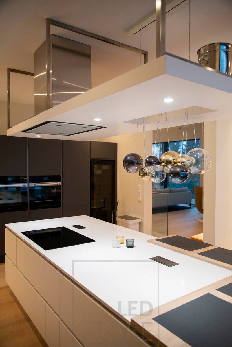 Iluminación de la isla de cocina realizada con focos. Ledstore.fi