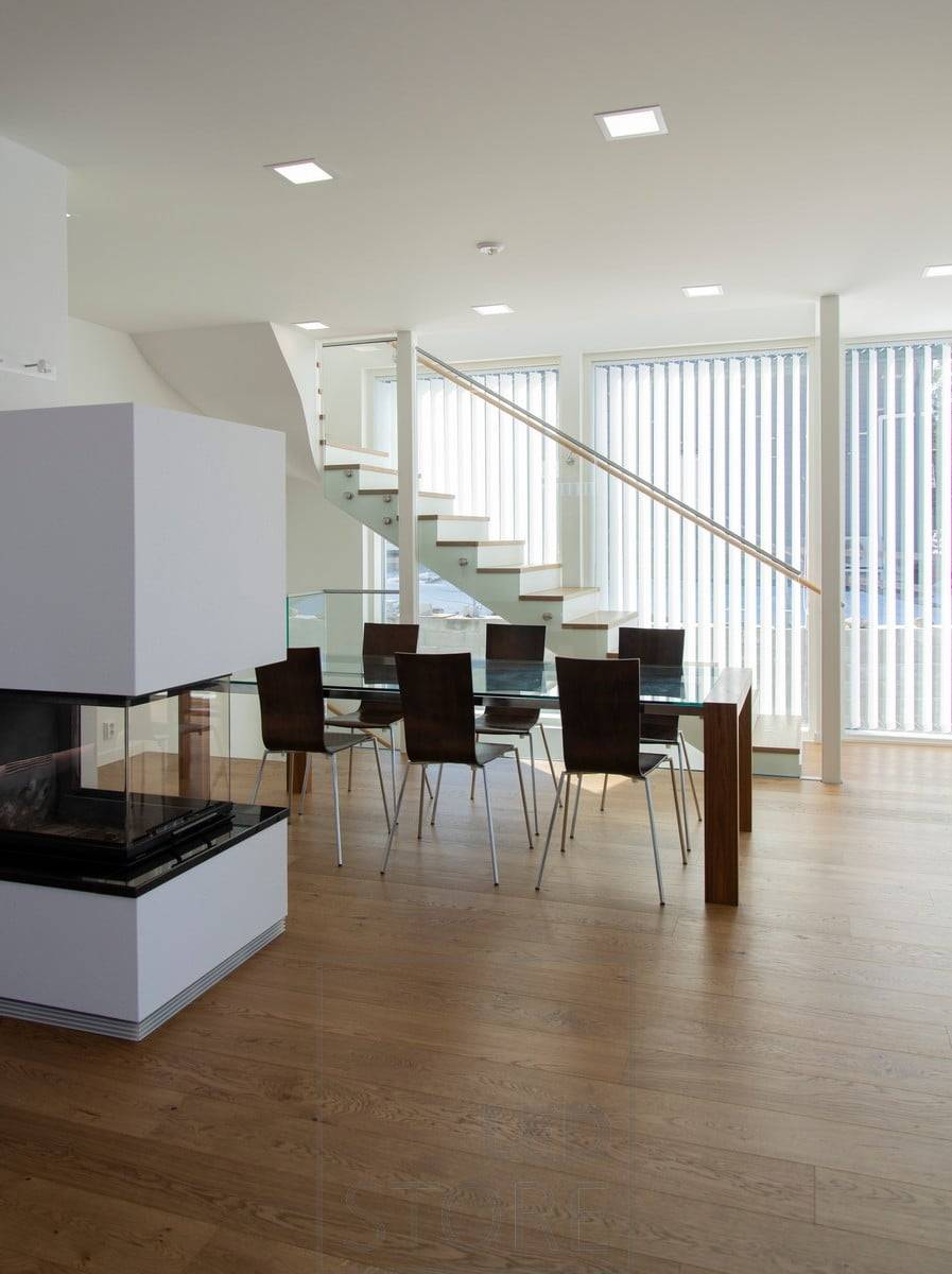 Luminarias de panel en el techo de la zona de comedor. Las luminarias de panel tienen un haz de 110 grados, lo que las hace perfectas para una iluminación general eficiente y uniforme. Ledstore.fi