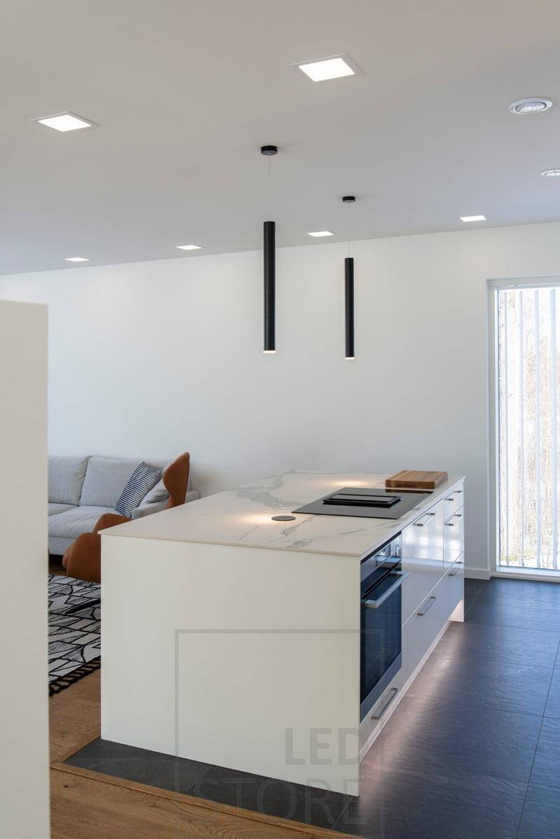 Lámparas chimenea como elemento decorativo en una isla, un panel de 200 lámparas en el techo y una tira led en el zócalo. Ledstore.fi