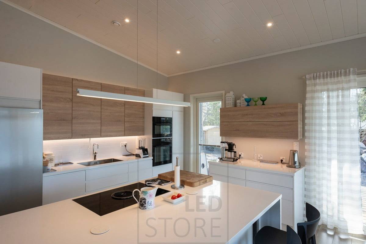 Luz de trabajo en la cocina con tiras de led y puntos adicionales en el techo y una luz colgante en la parte superior de la isla. Ledstore.fi