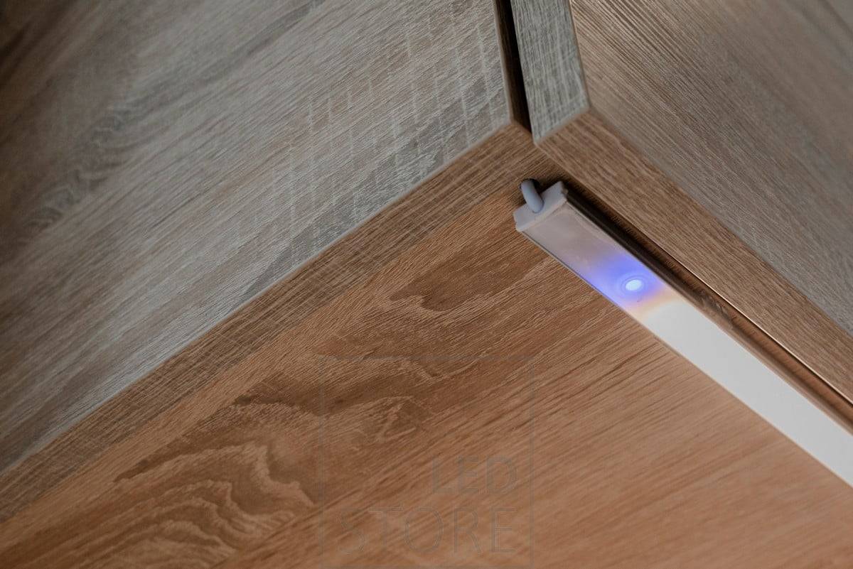 Primer plano de un disyuntor para montar en perfiles de leds. Con interruptor ON/OFF y regulador de intensidad. Ledstore.fi