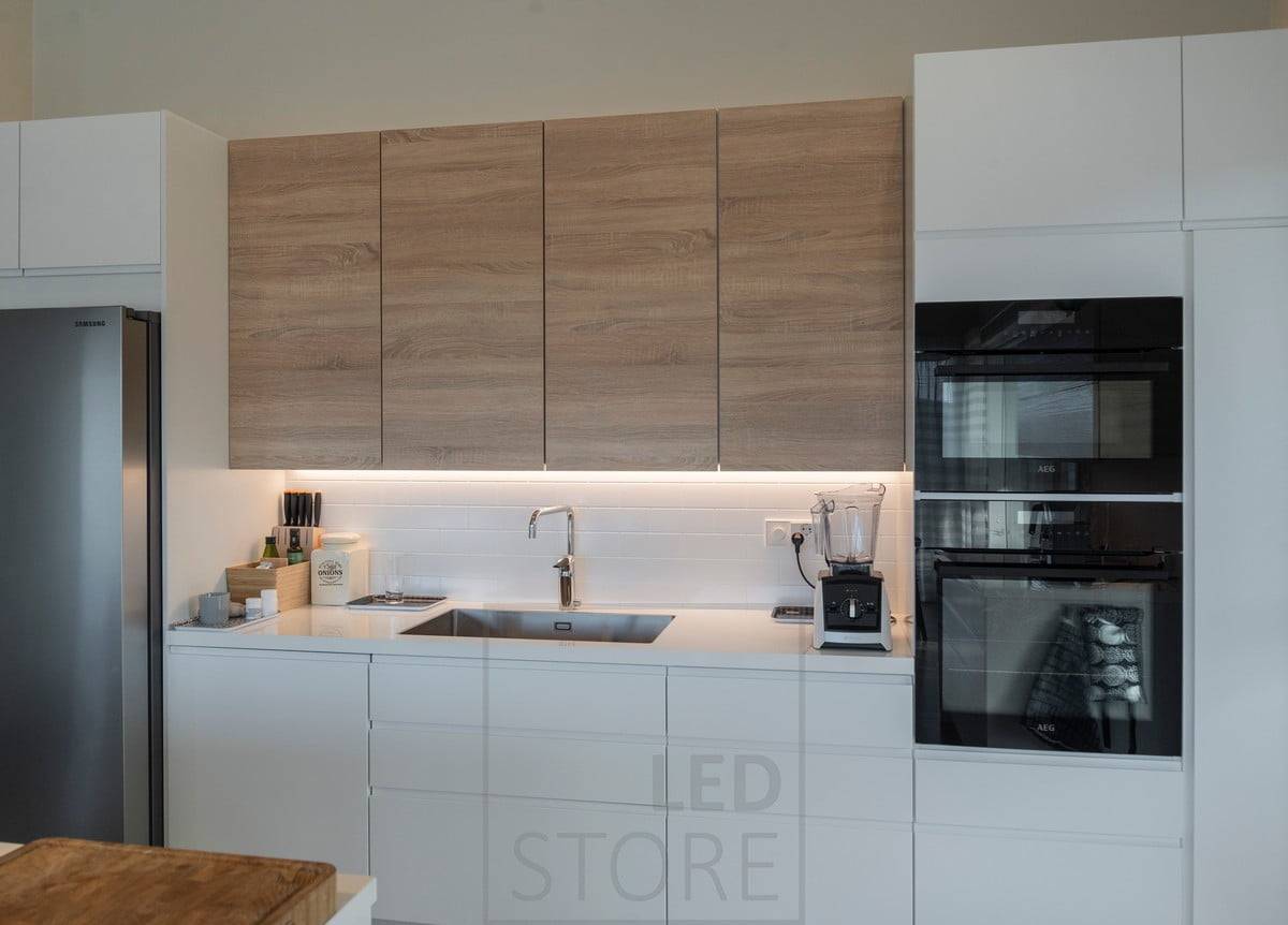 El espacio entre los armarios altos de la cocina se ilumina con una tira de leds. Ledstore.fi