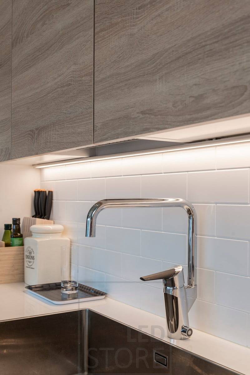 Iluminación de trabajo con tira de leds en perfil de superficie ancha. Ledstore.fi